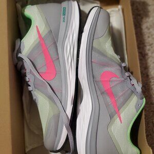 Womens Nike Dual Fusion X 2 size 8